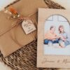 Tarjeta mensaje de madera personalizada con foto de abuela y nietos, grabado láser con nombres, sobre kraft con flores secas y etiqueta Feliz día abuela