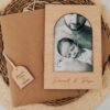 Tarjeta de madera personalizada Día del Padre con foto impresa de bebé y padre, sobre kraft y etiqueta grabada con nombres y fecha