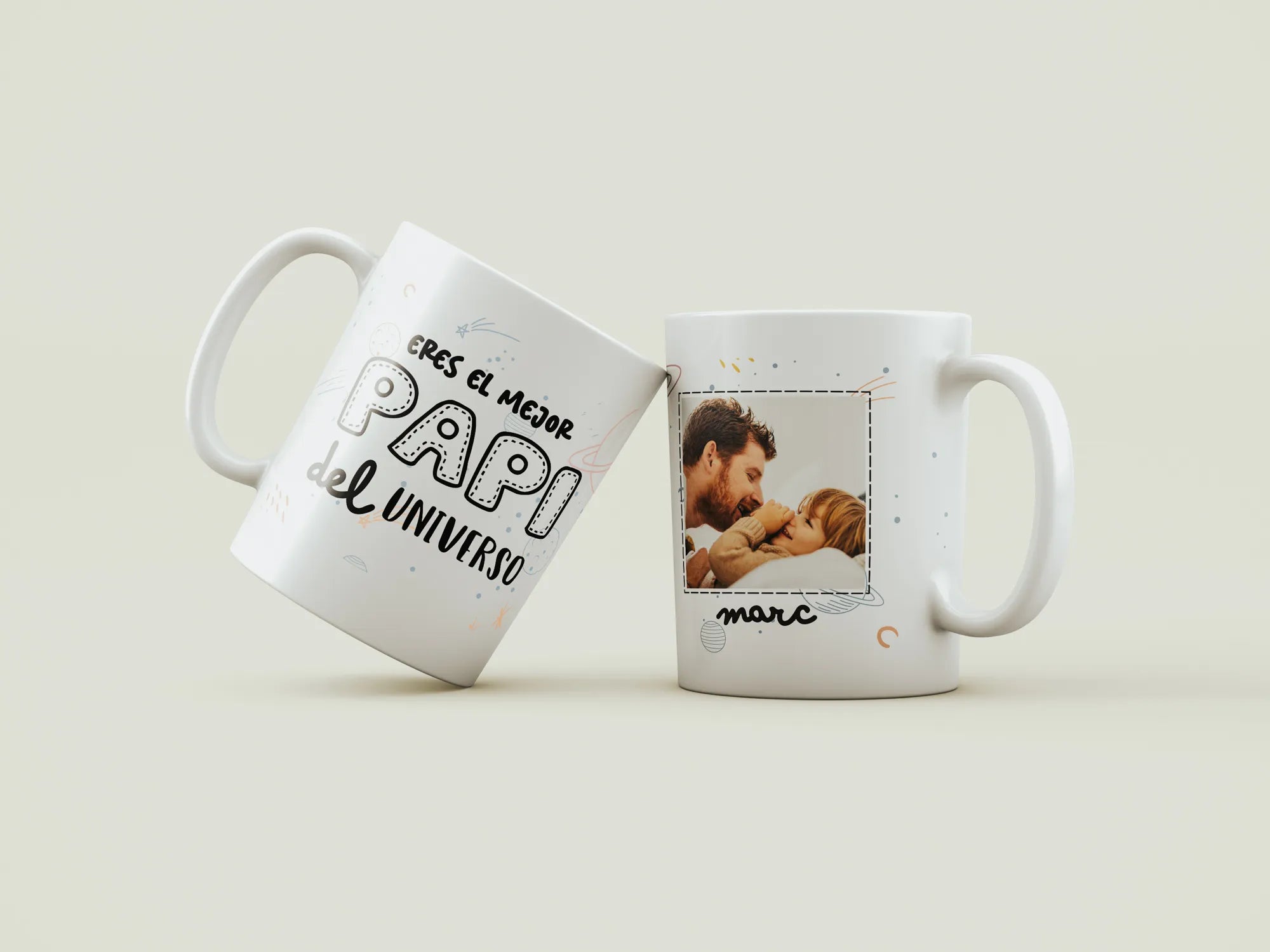 Taza personalizada Día del Padre con foto y texto Eres el mejor Papá del Universo, dos tazas blancas cerámicas sobre fondo claro