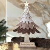 Árbol de Navidad Nordic Felt artesanal personalizado con apellido grabado en base de madera, capas de fieltro tonos tierra beige y dorado, estrella de madera natural, estilo nórdico hygge