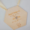 Banderola hexagonal de madera personalizada para boda con grabado Aquí llega el amor de tu vida y nombres de pareja, colgada con cinta de raso