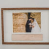 Cuadro Pequeño Instante con marco madera, foto boda pareja y placa grabada con nombres y fecha personalizada
