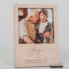Portafotos vintage de madera para boda personalizado con grabado láser de nombres, mostrando foto familiar sobre fondo beige
