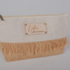 Neceser personalizado dama de honor Relaxed en canvas beige y yute con flecos, plaquita de madera grabada con nombre Lidia
