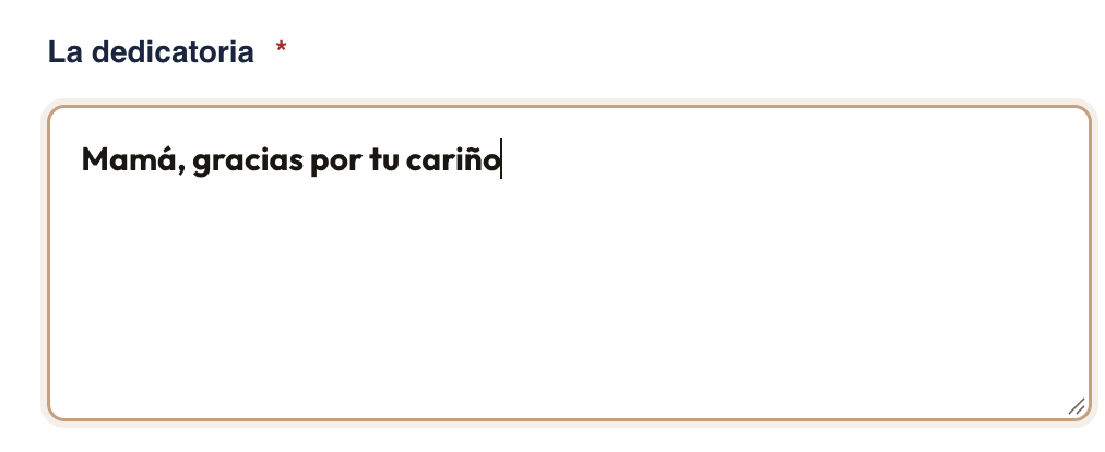 Campo de dedicatoria de una ficha de producto con el texto ya escrito